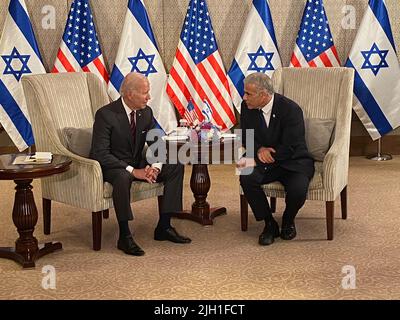 Gerusalemme, Israele. 14th luglio 2022. Jair Lapid (r), ministro degli Esteri di Israele, e Joe Biden, presidente degli Stati Uniti, parlano ai media dopo il loro incontro. Credit: CAN Merey/dpa/Alamy Live News Foto Stock