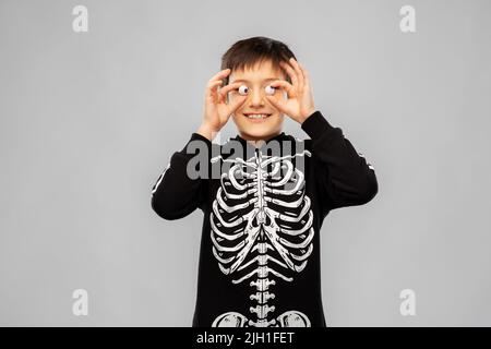 ragazzo in costume di halloween di scheletro con gli occhi Foto Stock