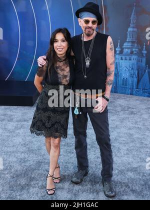 HOLLYWOOD, LOS ANGELES, CALIFORNIA, USA - 13 LUGLIO: L'attrice Connie Angland e il marito/attore americano Billy Bob Thornton arrivano al World Premiere di Netflix 'The Gray Man' tenuto al TCL Chinese Theatre IMAX il 13 luglio 2022 a Hollywood, Los Angeles, California, Stati Uniti. (Foto di Xavier Collin/Image Press Agency) Foto Stock