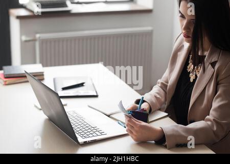 Designer femminile che sceglie il colore sul campione. Foto Stock