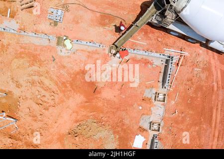 Vista aerea di colonne in calcestruzzo che versano in un cantiere Foto Stock