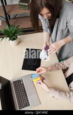 Team di progettisti che scelgono il colore da campione Foto Stock