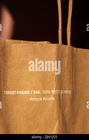 Borsa per la foresta sacchetto di carta marrone che è 100 riciclabile e riutilizzabile. Motivo stampato per consentire all'utente di riciclare e riutilizzare questo sacchetto come forma di Foto Stock