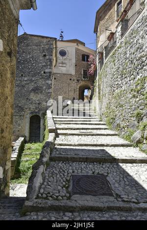 Una stretta scalinata sulla strada del paese di San Donato Val di Comino vicino a Roma in una giornata di sole, Italia Foto Stock