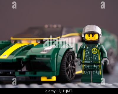 Tambov, Federazione Russa - 21 giugno 2022 Una Lego Lotus Evija auto da LEGO Speed Champions e il suo driver minifigura vicino. Foto Stock