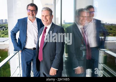 Il leader del lavoro Sir Keir Starmer (a destra) incontra Wolfgang Schmidt, ministro federale degli affari speciali, alla Cancelleria di Berlino, nel corso della sua visita di due giorni in Germania, durante la quale incontrerà il Cancelliere tedesco OLAF Scholz. Data foto: Giovedì 14 luglio 2022. Foto Stock