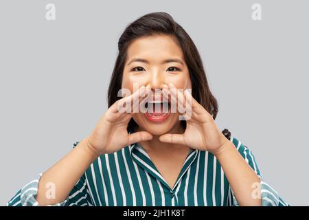 Giovane donna asiatica per chiedere a qualcuno Foto Stock