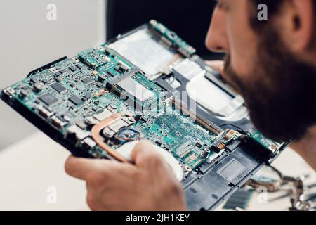 Ingegnere che studia scheda madre per computer, primo piano Foto Stock