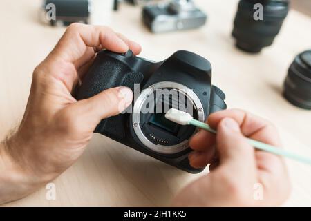 Primo piano della pulizia della matrice della telecamera, pov. Tecnico Foto Stock