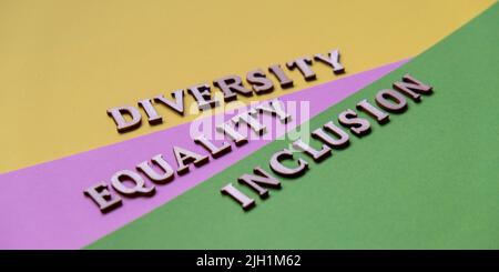 MESSAGGIO DIVERSITÀ INCLUSIONE UGUAGLIANZA. Parole motivazionali Quotes concetto. Sfondo colorato. Concetto creativo minimalista. Appartenenza di Identity equity Foto Stock