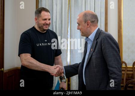 Kiev, Ucraina. 14th luglio 2022. Il Capo ucraino dell'Ufficio del Presidente dell'Ucraina Andriy Yermak, a sinistra, saluta il Presidente di radio Free Europe/radio Liberty Jamie Fly prima dell'inizio del loro incontro faccia a faccia, il 14 luglio 2022 a Kiev, Ucraina. Credit: Ukrainian Presidential Press Office/Ukraine Presidency/Alamy Live News Foto Stock