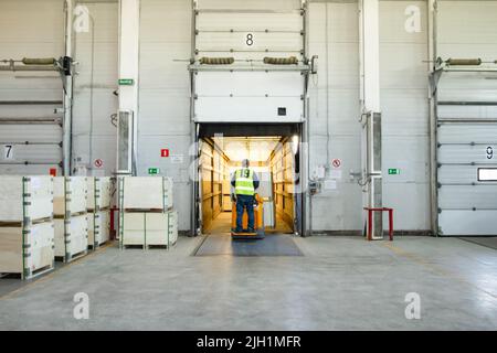 Vista generale dei cancelli di carico all'interno del magazzino. Interno di un magazzino moderno. Processo di caricamento del carrello Foto Stock