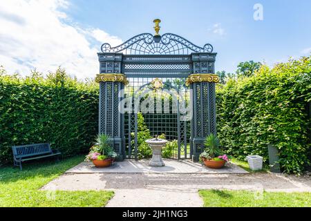 Giardini del palazzo Rundale in Lettonia. Famoso luogo di attrazione per i turisti Foto Stock