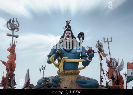 Statua del Signore Shiva Mahadeva situato sulla cima della cima della montagna Churdhar in Himachal Pradesh, India Foto Stock