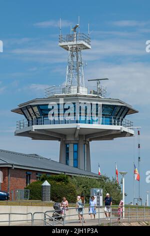 Torre radio all'ingresso del porto, Travemünde, Lübeck, Schleswig-Holstein, Germania Foto Stock