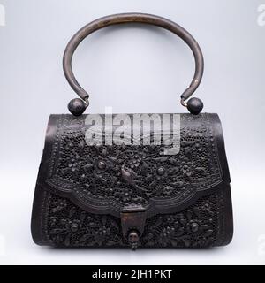 Borsa, Borse - Ottone, rame - Peranakan Cinese / Nyonya Straits repousse e borsetta in metallo traforato / Borse - Cina - 19th - 20th secolo Foto Stock