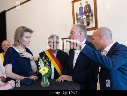 LIMBOURG, 14 luglio 2022. La regina Mathilde del Belgio ha ritratto durante una visita reale alla città di Limbourg, un anno dopo le devastanti inondazioni che hanno toccato la regione, giovedì 14 luglio 2022. Il 14 luglio segna il primo anniversario delle terribili inondazioni che hanno colpito la Vallonia la scorsa estate. Nel luglio 2021 - il 14th e il 15th - un torrente reale si riversò su diversi comuni valloni, principalmente nelle province di Liegi, Namur e Lussemburgo. Circa 100.000 persone sono state colpite da questo disastro che ha ucciso 39 persone. Tra il 45.000 e il 55.000 le abitazioni sono state danneggiate e più di 10.000 veicoli sono stati distrutti. BELG Foto Stock