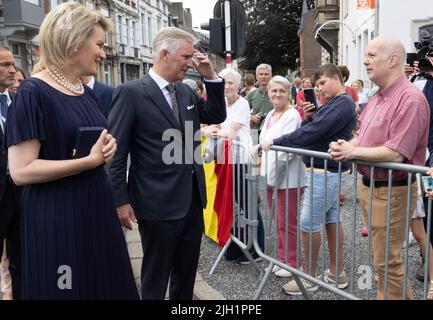 LIMBOURG, 14 luglio 2022. Regina Mathilde del Belgio e Re Philippe - Filip del Belgio raffigurato durante una visita reale alla città di Limbourg, un anno dopo le devastanti inondazioni che hanno toccato la regione, giovedì 14 luglio 2022. Il 14 luglio segna il primo anniversario delle terribili inondazioni che hanno colpito la Vallonia la scorsa estate. Nel luglio 2021 - il 14th e il 15th - un torrente reale si riversò su diversi comuni valloni, principalmente nelle province di Liegi, Namur e Lussemburgo. Circa 100.000 persone sono state colpite da questo disastro che ha ucciso 39 persone. Tra il 45.000 e il 55.000 le case sono state danneggiate e più Foto Stock