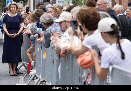 LIMBOURG, 14 luglio 2022. Regina Mathilde del Belgio e Re Philippe - Filip del Belgio raffigurato durante una visita reale alla città di Limbourg, un anno dopo le devastanti inondazioni che hanno toccato la regione, giovedì 14 luglio 2022. Il 14 luglio segna il primo anniversario delle terribili inondazioni che hanno colpito la Vallonia la scorsa estate. Nel luglio 2021 - il 14th e il 15th - un torrente reale si riversò su diversi comuni valloni, principalmente nelle province di Liegi, Namur e Lussemburgo. Circa 100.000 persone sono state colpite da questo disastro che ha ucciso 39 persone. Tra il 45.000 e il 55.000 le case sono state danneggiate e più Foto Stock