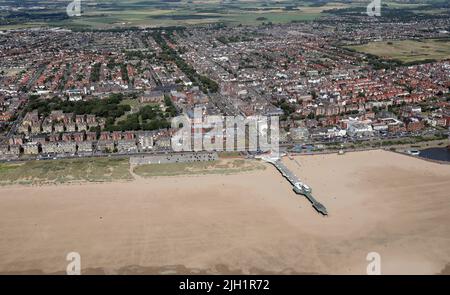 Vista aerea della città di Lytham St Anne e della spiaggia da sopra il mare guardando a est. Costa del Lancashire, appena a sud di Blackpool. Foto Stock