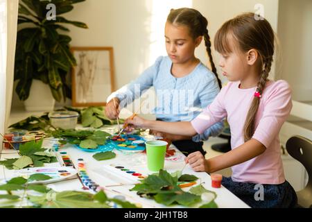 Artigianato autunnale per bambini. Volpe animale in foglia di acero. Arte e creatività dei bambini. Artigianato fatto con materiali naturali. Le bambine disegnano con vernici. Foto Stock