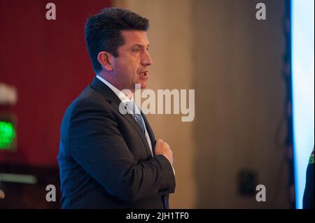 Il ministro della Difesa della Colombia Diego Molano parla durante la relazione finale del ministero della Difesa della Colombia sulle responsabilità prima della transizione del governo a. Foto Stock