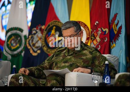 Il nuovo comandante dell'esercito colombiano, il generale Carlos Moreno, durante il rapporto finale del ministero della difesa colombiano sulle responsabilità prima della transizione del governo t Foto Stock