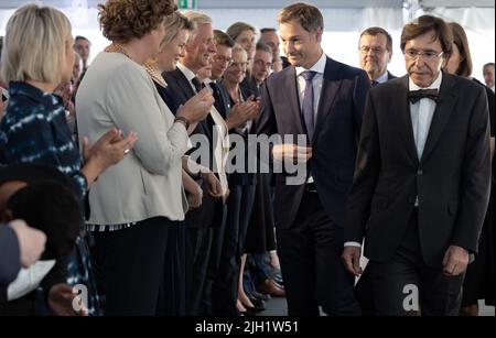 La regina Mathilde del Belgio, il re Philippe-Filip del Belgio, il primo ministro Alexander De Croo, il sindaco di Liegi Willy Demeyer e il presidente del ministro vallone Elio di Rupo hanno raffigurato durante una cerimonia di tributo per coloro che sono morti durante le inondazioni, con il re e la regina del Belgio, Un anno dopo le devastanti inondazioni che hanno colpito la regione, giovedì 14 luglio 2022, in Limburgo. Il 14 luglio segnerà il primo anniversario delle terribili inondazioni che hanno colpito la Vallonia la scorsa estate. Nel luglio 2021 - il 14th e il 15th - un torrente reale versato su diversi comuni valloni, principalmente nelle province di Liegi, Nam Foto Stock