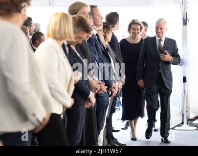 Regina Mathilde del Belgio e Re Philippe - Filip del Belgio raffigurato durante una cerimonia di tributo per coloro che sono morti durante le inondazioni, con il Re e la Regina del Belgio, un anno dopo le devastanti inondazioni che hanno toccato la regione, giovedì 14 luglio 2022, a Limburgo. Il 14 luglio segnerà il primo anniversario delle terribili inondazioni che hanno colpito la Vallonia la scorsa estate. Nel luglio 2021 - il 14th e il 15th - un torrente reale si riversò su diversi comuni valloni, principalmente nelle province di Liegi, Namur e Lussemburgo. Circa 100.000 persone sono state colpite da questo disastro che ha ucciso 39 persone. Tra Foto Stock