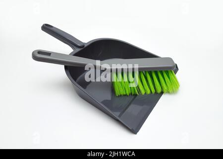 spazzola manuale con manico e sessola in plastica per spazzare e pulire. Foto Stock