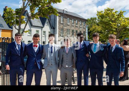 Giovedì 14 lug 2022, Bantry West Cork Ireland; gli studenti del phobail Colaiste Beanntrai erano in buoni spiriti mentre partivano per la loro palla debs a Vienna Woods a Cork. L-R; Jack o'Donoghue, Liam Harrington, Matthew o'Donovan, Dylan Daly, John o'Connell e Shane Burke posano per le foto. Credit ed/Alamy Live News Foto Stock