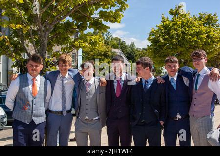 Giovedì 14 lug 2022, Bantry West Cork Ireland; gli studenti del phobail di Colaiste Beanntrai erano in buoni spiriti mentre partivano per la loro palla debs a Vienna Woods a Cork. L-R; Bryan Tooher, Diarmuid Bluce, Dylan Daly, Alex Kelleher, DaN o'Sullivan, Gearoid Cronin e Stephan McSweeney, tutti da Bantry, guardando avanti fino alla notte fuori. Credit ed/Alamy Live News Foto Stock