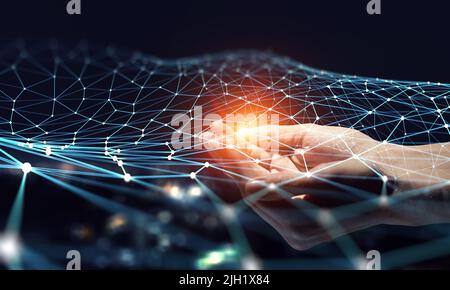 Uomo d'affari che tocca la rete globale e lo scambio di dati web Foto Stock