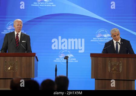 Gerusalemme, Israele. 14th luglio 2022. Il presidente degli Stati Uniti Joe Biden e il primo ministro di Israele Yair Lapid guardano avanti durante una conferenza stampa al Waldorf Astoria Hotel a Gerusalemme, Israele, giovedì 14 luglio 2022. Il presidente è arrivato in Israele per una visita ufficiale, dando il via a un viaggio in Medio Oriente dal 13-16 luglio. Pool Photo by Atef Safad/UPI Credit: UPI/Alamy Live News Foto Stock