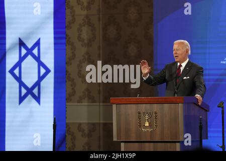 Gerusalemme, Israele. 14th luglio 2022. Il presidente degli Stati Uniti Joe Biden parla durante una conferenza stampa con il primo ministro di Israele Yair Lapid al Waldorf Astoria Hotel a Gerusalemme, Israele, giovedì 14 luglio 2022. Il presidente è arrivato in Israele per una visita ufficiale, dando il via a un viaggio in Medio Oriente dal 13-16 luglio. Pool Photo by Atef Safad/UPI Credit: UPI/Alamy Live News Foto Stock