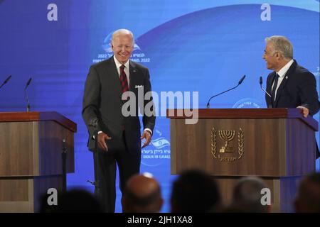 Gerusalemme, Israele. 14th luglio 2022. Il presidente degli Stati Uniti Joe Biden e il primo ministro di Israele Yair Lapid parlano durante una conferenza stampa al Waldorf Astoria Hotel a Gerusalemme, Israele giovedì 14 luglio 2022. Il presidente è arrivato in Israele per una visita ufficiale, dando il via a un viaggio in Medio Oriente dal 13-16 luglio. Pool Photo by Atef Safad/UPI Credit: UPI/Alamy Live News Foto Stock