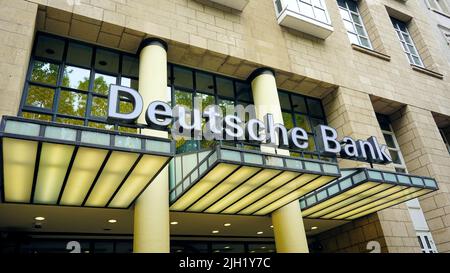 Filiale di Deutsche Bank a Königsallee in Düsseldorf/Germania. Foto Stock