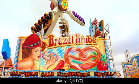 Dettaglio di uno stand gastronomico presso la famosa fiera 'Rheinkirmes' 2022 a Düsseldorf/Germania, la più grande fiera del divertimento sul Reno. Foto Stock