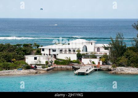 La vista aerea di una casa residenziale costruita su una stretta striscia di terra sulla Paradise Island tra il porto di Nassau e il Mar dei Caraibi (Bahamas). Foto Stock