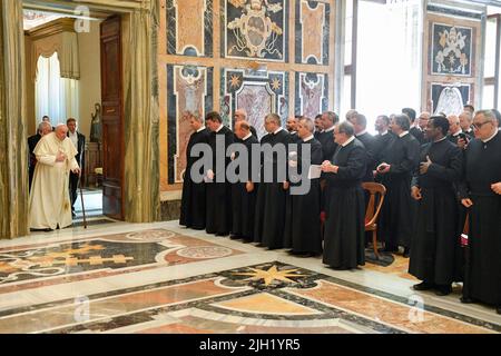 Vaticano. 14th luglio 2022. Italia, Roma, Vaticano, 2020/07/14. Papa Francesco riceve in udienza i partecipanti ai capitoli generali dell'Ordine Basiliano di San Josafat, l'Ordine della Madre di Dio e la Congregazione della Missione Vaticana Fotografia di Vatican Mediia/Catholic Press Foto LIMITATA ALL'USO EDITORIALE - NO MARKETING - NO CAMPAGNE PUBBLICITARIE. Credit: Independent Photo Agency/Alamy Live News Foto Stock