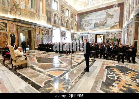 Vaticano. 14th luglio 2022. Italia, Roma, Vaticano, 2020/07/14. Papa Francesco riceve in udienza i partecipanti ai capitoli generali dell'Ordine Basiliano di San Josafat, l'Ordine della Madre di Dio e la Congregazione della Missione Vaticana Fotografia di Vatican Mediia/Catholic Press Foto LIMITATA ALL'USO EDITORIALE - NO MARKETING - NO CAMPAGNE PUBBLICITARIE. Credit: Independent Photo Agency/Alamy Live News Foto Stock