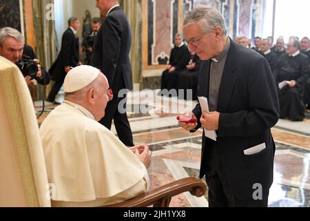 Vaticano. 14th luglio 2022. Italia, Roma, Vaticano, 2020/07/14. Papa Francesco riceve in udienza i partecipanti ai capitoli generali dell'Ordine Basiliano di San Josafat, l'Ordine della Madre di Dio e la Congregazione della Missione Vaticana Fotografia di Vatican Mediia/Catholic Press Foto LIMITATA ALL'USO EDITORIALE - NO MARKETING - NO CAMPAGNE PUBBLICITARIE. Credit: Independent Photo Agency/Alamy Live News Foto Stock