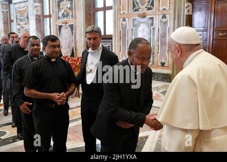 Vaticano. 14th luglio 2022. Italia, Roma, Vaticano, 2020/07/14. Papa Francesco riceve in udienza i partecipanti ai capitoli generali dell'Ordine Basiliano di San Josafat, l'Ordine della Madre di Dio e la Congregazione della Missione Vaticana Fotografia di Vatican Mediia/Catholic Press Foto LIMITATA ALL'USO EDITORIALE - NO MARKETING - NO CAMPAGNE PUBBLICITARIE. Credit: Independent Photo Agency/Alamy Live News Foto Stock