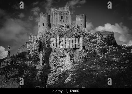 Vista in bianco e nero sulle rovine del castello in cima alla Rocca Calascio, meta di viaggio italiana, punto di riferimento del Gran Sasso Foto Stock