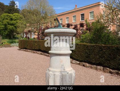 Vista ad angolo basso di una meridiana nel terreno di una casa signorile inglese Foto Stock