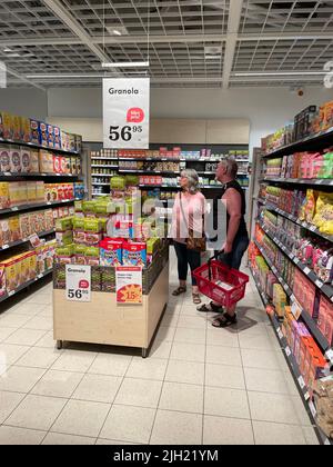 Stoccolma, Svezia. 14th luglio 2022. I clienti acquistano in un supermercato a Stoccolma, Svezia, il 14 luglio 2022. L'inflazione continua ad accelerare in Svezia, in quanto il CPIF (Consumer Price Index with fixed Interest Rate) è aumentato del 8,5 per cento anno su anno nel mese di giugno, secondo le statistiche pubblicate giovedì. Credit: Fu Yiming/Xinhua/Alamy Live News Foto Stock