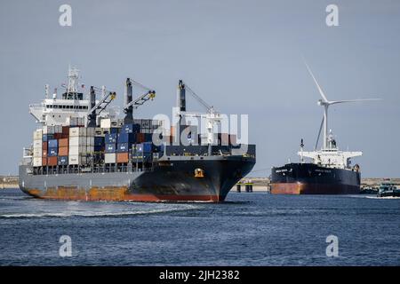 2022-07-14 11:38:58 ROTTERDAM - Una nave container in un terminal container su Maasvlakte 2 visto dal Piet Hein, ex barca da diporto della Regina Juliana. ANP SEM VAN DER WAL uscita paesi bassi - uscita belgio Foto Stock