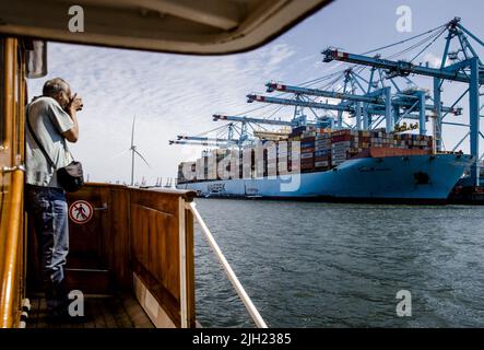 2022-07-14 11:59:52 ROTTERDAM - Una nave container in un terminal container su Maasvlakte 2 visto dal Piet Hein, ex barca da diporto della Regina Juliana. ANP SEM VAN DER WAL uscita paesi bassi - uscita belgio Foto Stock