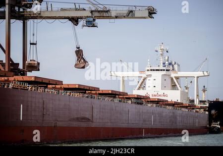 2022-07-14 12:59:50 ROTTERDAM - Una nave con carbone è scaricata lungo il canale di Caland, visto dalla Piet Hein ex barca da piacere della regina Juliana. ANP SEM VAN DER WAL uscita paesi bassi - uscita belgio Foto Stock