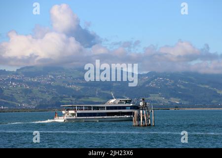 motoveolo al lago di costanza, lasciando il porto di lindau verso la svizzera, in una giornata di sole blu con vista sulle alpi svizzere Foto Stock